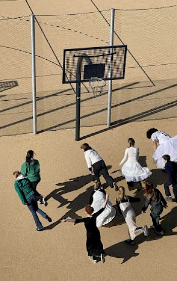 Kinder laufen Inline-Skater auf Basketball-Feld