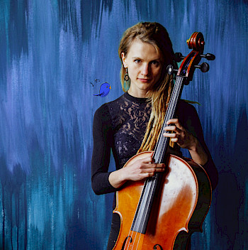 Eine junge Mädchen mit Cello, sie steht vor einem blauen Hintergrund