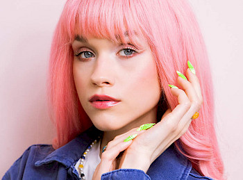 Ein Mädchen mit rosa Haaren