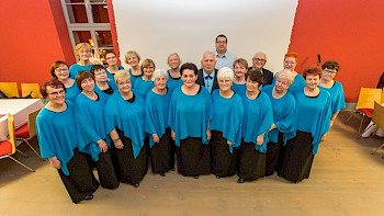Ein Chor mit turkische T-Shirt