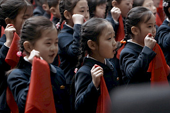 asiatische Kinder mit roten Handtüchen