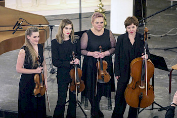 4 Frauen mit Violinen, Viola und Cello in den Händen