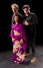 1 Frau & 2 Männer, die Frau trägt Kimono