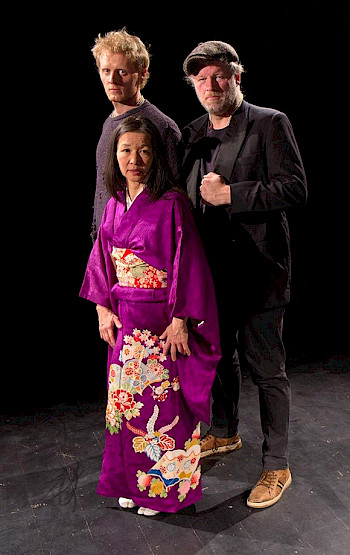 1 Frau & 2 Männer, die Frau trägt Kimono