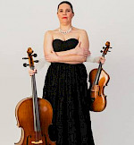 1 Frau steht im Bild. Hinter ihr steht ein Mann mit Musikinstrumenten Viola und Cello