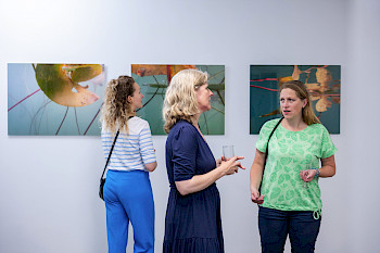 Christine Jaschek (Mitte) im Gespräch mit Gästen ihrer Ausstellung.