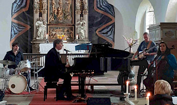 1 Mann spielt Klavier in der Kirche