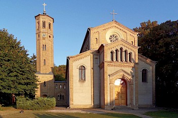 neuromanische Kirche mit abgesetztem Turm