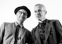 Schwarz-Weiß-Bild: 2 Männer in Anzügen