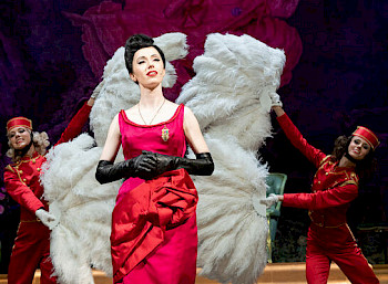 1 Frau im roten Kleid, sie singt auf der Bühne