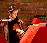 1 Frau spielt Cello