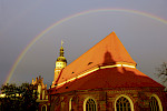 Regenbogen über einer Kirche