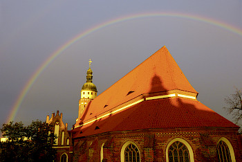 Regenbogen über einer Kirche