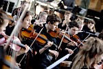 junge Violinisten in einem Orchester musizieren