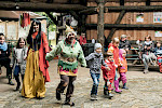 Märchentag in Groß Woltersdorf, Kinder laufen mit als Märchenfiguren verkleideten Erwachsenen
