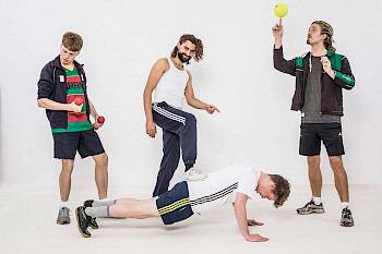 4 Männer tragen Sport Klamotte, sie spielen