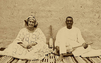 Grau-Gelb Photo:  2 afrikanischen Personen sitzen nebeneinander