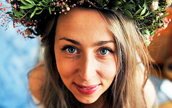 1 Frau mit Blumenstrau auf dem Kopf