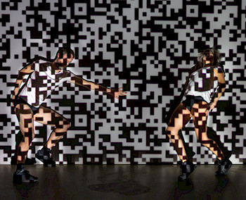 2 Personnen tanzen hinter Pixel