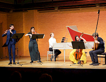 Auf Bühne spielen 5 Musiker:innen Musik mit Musikinstrumenten vom Mittelalter