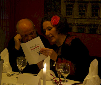 1 Mann & 1 Frau sitzen in einem Restaurant für Abendessen. Sie lesen Speisekarte