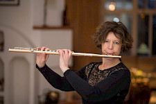 1 Frau spielt Flöte