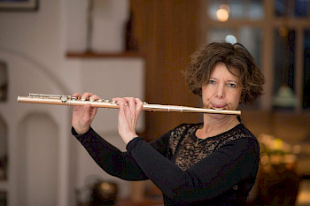 1 Frau spielt Flöte