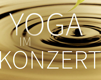 Plakat: Auf Wasser steht Schrifte «Yoga im Konzert»