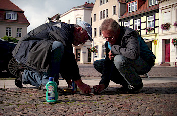 2 Männer machen Bürgersteine sauber