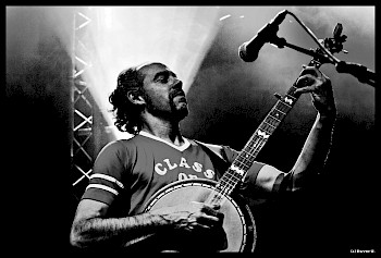 Schwarz-Weiß-Bild: Ein Mann spielt Banjo
