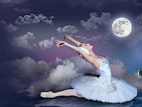 1 Ballettänzerin tanzt unter dem Mond