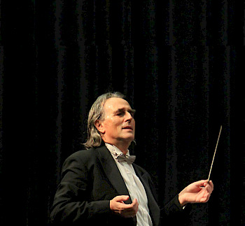 Dirigent steuert seinen Orchester