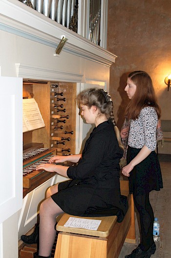 zwei Jugendliche am Orgel-Spieltisch