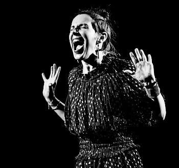 Schwarz-Weiß-Bild: 1 Frau schreit