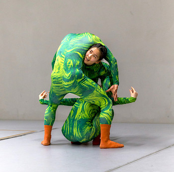 Rotem Weissman, Jin Lee & Jihun Choi tanzen in grünem Anzügen