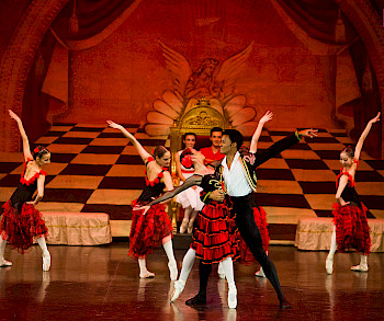 Tänzer:innen tanzen Flamenco