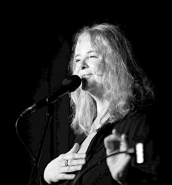 Schwarz-Weiß-Bild: 1 Frau singt