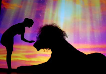 Schatten einer Frau und einem Löwe in buntem Licht