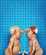2 Männerfigur in einer Badewanne