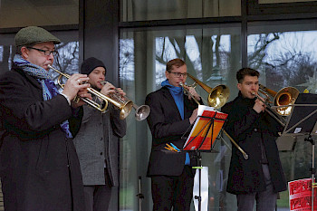 5 Männer spielen Posanne und Trompete