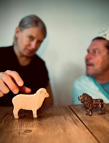 Schäfer-Thieme-Produktion mit Figur von einem großen Schaf und einem kleinen Löwe