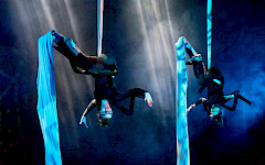 2 Mädchen machen Akrobatik auf Seilen