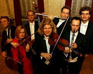 Musiker von Opheus Salon Orchester Berlin mit ihren Musikinstrumenten