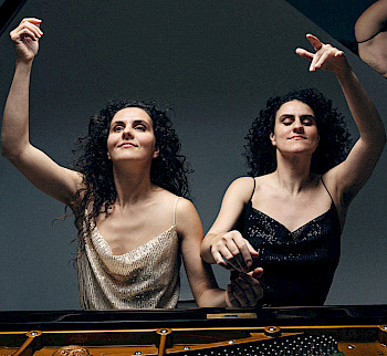 2 Frauen spielen Klavier