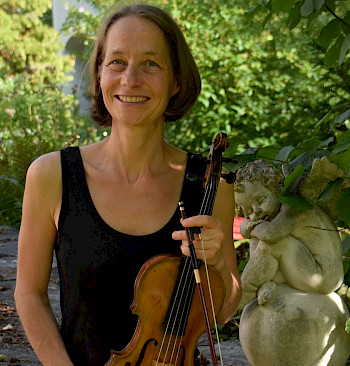 1 Frau mit Geige in der Natur
