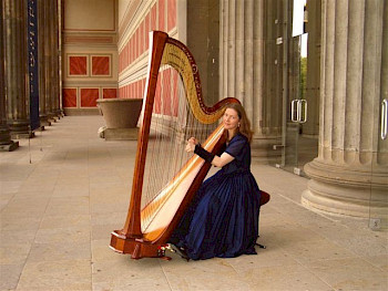 Dagmar Flemming spielt Harfe