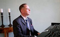 Frank Wasser spielt Klavier