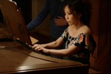Megumi Hamaya spielt Orgel