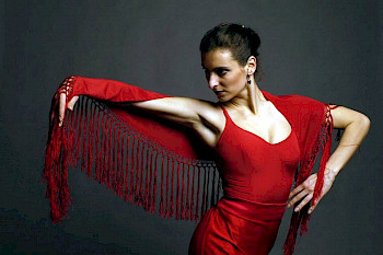 Theresa Lantez tanzt im roten Kleid