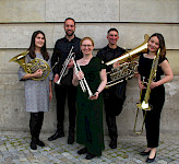 MusikerInnen von The Brass Collective mit ihren Musikinstrumenten